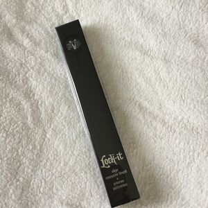 Kat Von D Lock-It Edge Concealer Black Brush